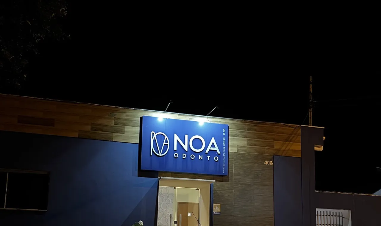 Fachada da NOA Odontologia à noite